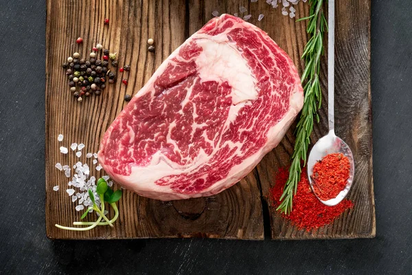 Bife Cru Fresco Costela Carne Mármore Temperada Com Pimenta Sal — Fotografia de Stock