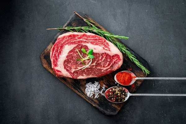 Bife Ribeye Cru Mármore Com Temperos Pimenta Vermelha Corte Placa — Fotografia de Stock