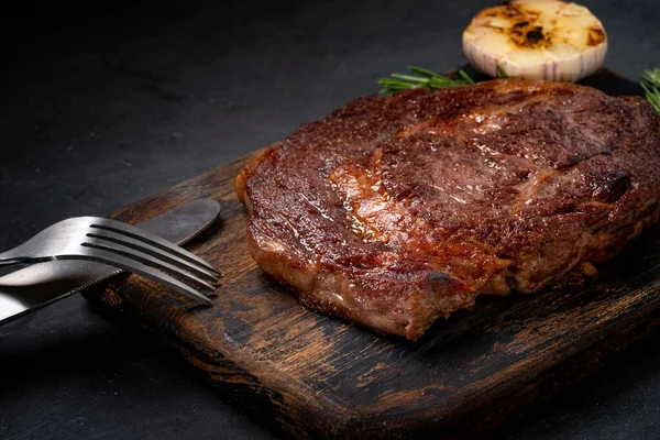 Steak Bœuf Barbecue Sur Une Planche Bois Pour Servir Viande — Photo