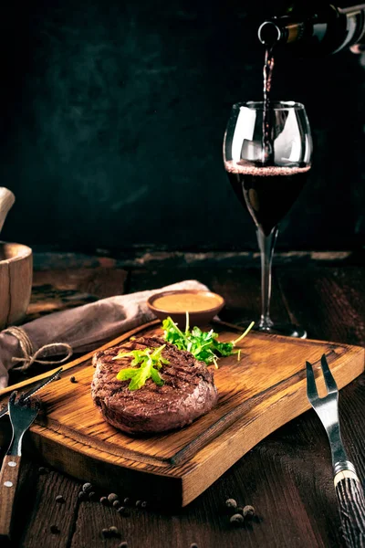 Bife Grelhado Com Vinho Faca Garfo Numa Tábua Madeira Pedaço — Fotografia de Stock