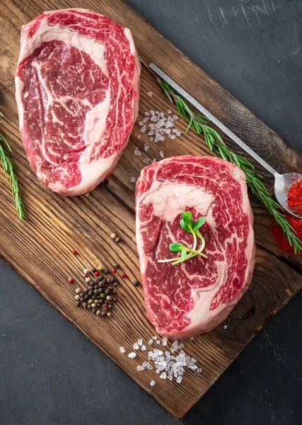 Kasap Kurulunda Pişmeye Hazır Ahşap Bir Masada Iki Çiğ Biftek — Stok fotoğraf