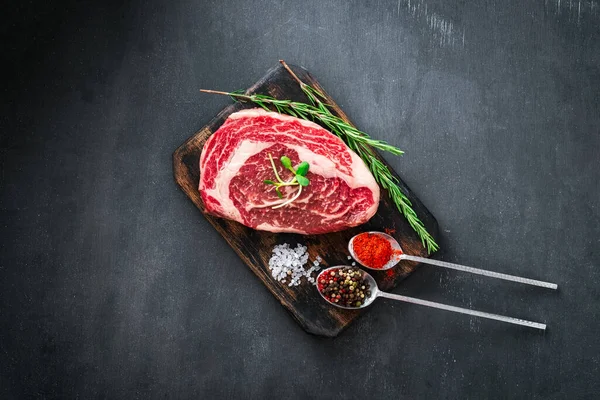 Bife Ribeye Cru Mármore Com Temperos Pimenta Vermelha Corte Placa — Fotografia de Stock