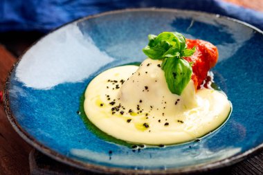 Mavi tabakta peynirli fırında patlıcan ve domates. İtalyan tarifi