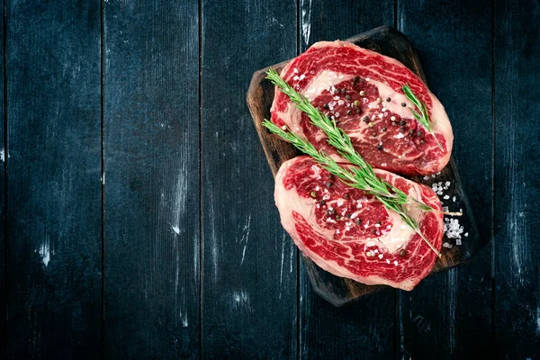 Dois Bifes Carne Fresca Uma Tábua Madeira Com Sal Pimenta — Fotografia de Stock