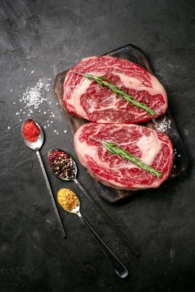 Zwei Rohe Rib Eye Steaks Auf Dunklem Steinhintergrund Zubereitet Zum — Stockfoto