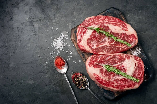 Dois Bifes Crus Costela Fundo Pedra Escura Preparados Para Cozinhar — Fotografia de Stock