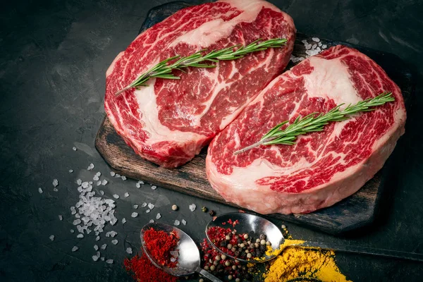 Dois Bifes Crus Costela Com Temperos Fundo Pedra Escura Preparados — Fotografia de Stock