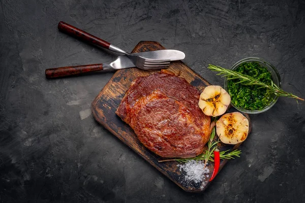 Grilled Chuck Roll Beef Steak Wooden Board Dark Stone Background — Stock Photo, Image