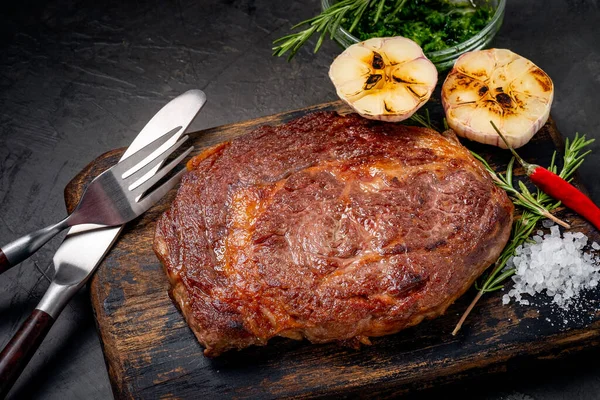 Filete Ternera Parrilla Bien Hecho Sobre Una Tabla Madera Sobre — Foto de Stock