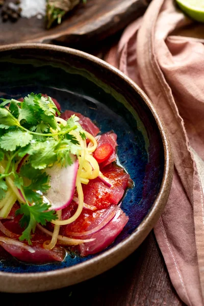 Tonijnfilet Ceviche Met Gemarineerde Groene Peterselie Blauwe Plaat Verse Vistartaar — Stockfoto