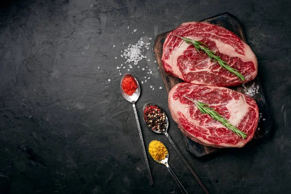 Dois Bifes Crus Costela Fundo Pedra Escura Preparados Para Cozinhar — Fotografia de Stock