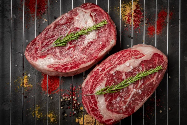 Zwei Saftige Roh Rib Eye Steaks Zum Grillen Mit Gewürzen — Stockfoto