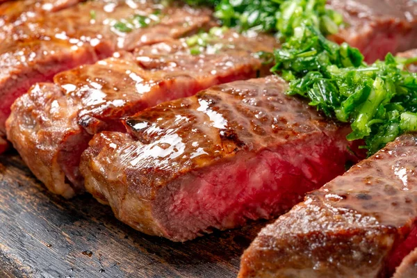 Marhasült Szeletelt Marha Steak Közepes Ritka Striploin Chimichurri Mártással Közeli — Stock Fotó