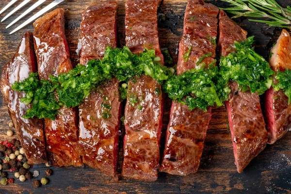 Carne Asada Rodajas Filete Medio Raro Striploin Con Salsa Chimichurri — Foto de Stock