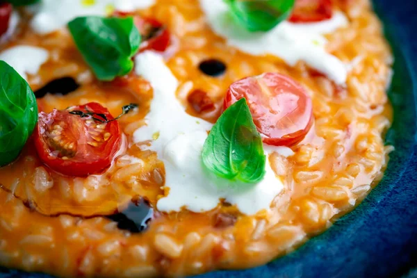 Risotto Com Tomate Manjericão Queijo Azeite Prato Azul Cozinha Nacional — Fotografia de Stock