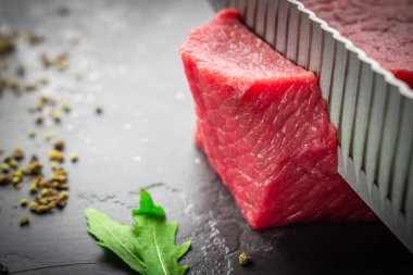 Saf sığır fileto biftek fileto Mignon baharatları ile koyu taş arka planda