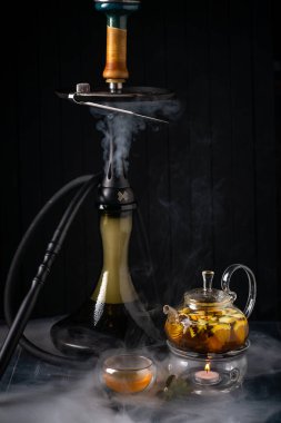 Limonlu çaydanlık ve nargile. Geleneksel Arap shisha 'sı