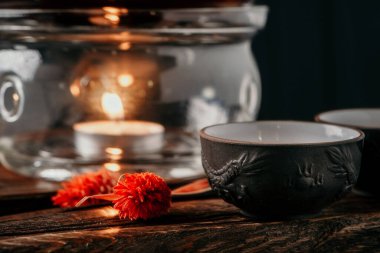 Çin çayı seramik bardaklarda ve çaydanlıkta. Doğu 'da geleneksel çay töreni..