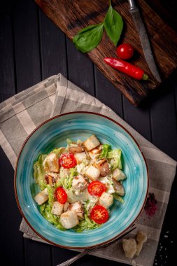 Kavanozda Sezar salatası, kızarmış tavuk, parmesan peyniri, kıtır ekmek, marul, kırsal kesim, üst görünüm.