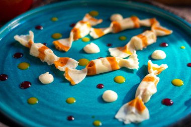 Çocuklar, çocuklar için renkli ravioli şekeri şeklinde çizgili..