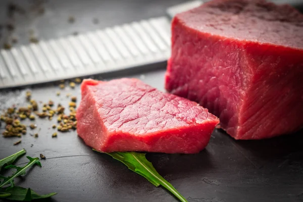 Roh Geschnittenes Rinderfilet Mignon Mit Gewürzen Auf Dunklem Steinhintergrund — Stockfoto