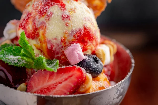 草莓冰淇淋球 用棉花糖 浆果和华夫饼做成铁碗 — 图库照片