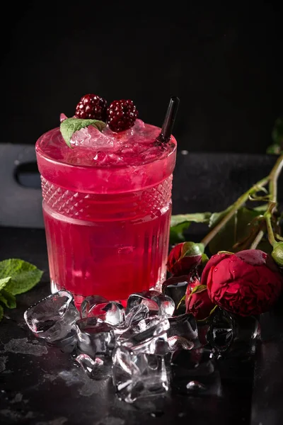 酒精鸡尾酒 薄荷和冰在黑暗的木制背景 在杯子里倒入红葡萄酒 — 图库照片