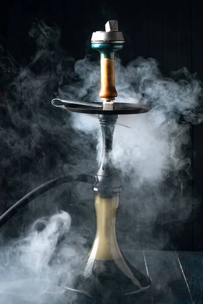 Hookah Καπνό Σκούρο Ξύλινο Φόντο — Φωτογραφία Αρχείου