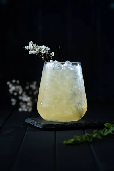 Refrescante Cóctel Con Ron Piña Vaso Con Hielo Flores Sobre — Foto de Stock