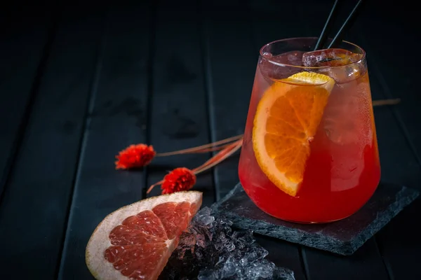 Cóctel Pomelo Con Ginebra Vodka Vaso Transparente Con Hielo Sobre — Foto de Stock