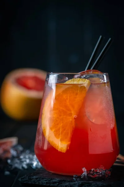 Cóctel Pomelo Con Ginebra Vodka Vaso Transparente Con Hielo Sobre — Foto de Stock