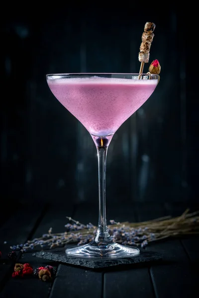 Cocktail Rose Alcoolique Crème Sur Fond Bois Foncé — Photo