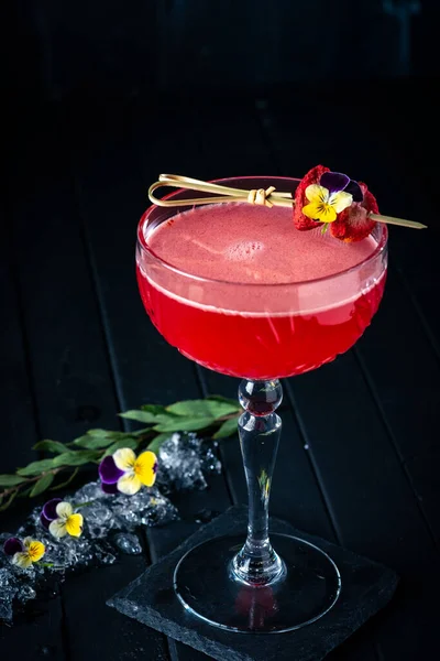 Jordgubbsröd Margarita Alkoholhaltig Cocktail Med Tequila Likör Och Vermouth Dekorerad — Stockfoto