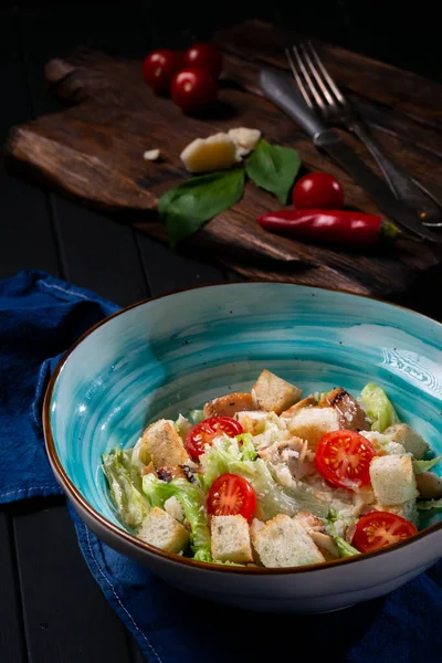 Cézár Saláta Tálban Sült Csirkével Parmezános Sajttal Krutonnal Salátával Rusztikus — Stock Fotó