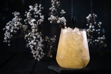 Kokteyl, siyah ahşap arka planda eski moda bir julep bardağıdır..