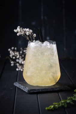 Kokteyl, siyah ahşap arka planda eski moda bir julep bardağıdır..