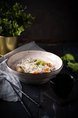 Salatalık ve erişteli Asya salatası. Siyah ahşap arka planda Tayland yemeği.