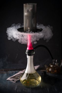 Siyah ahşap arka planda nargile içmek