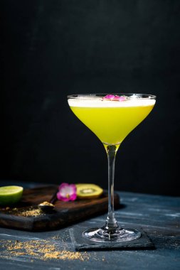 Siyah arka planda limonlu ve kivili klasik alkollü Daiquiri kokteyli. Yeşil meyveli tropik vermut.