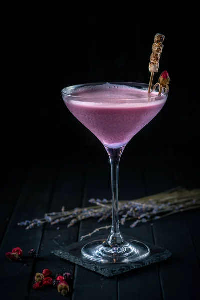 Alcohol Cóctel Rosa Con Crema Sobre Fondo Madera Oscura — Foto de Stock