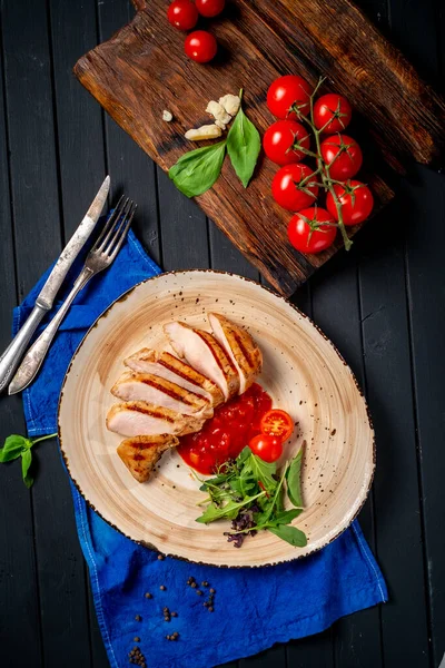 Filé Frango Fatiado Frito Uma Placa Com Tomates Arugula Fundo — Fotografia de Stock