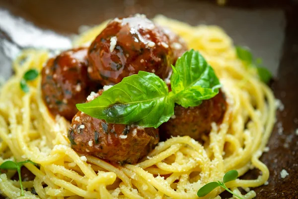 Massa Espaguete Bolas Carne Molho Tomate Prato Marrom Com Manjericão — Fotografia de Stock