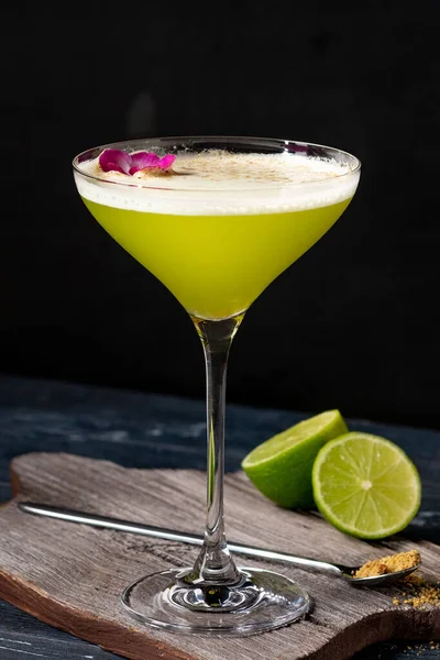 Cóctel Alcohólico Clásico Daiquiri Con Lima Kiwi Una Copa Sobre — Foto de Stock