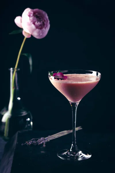 Cóctel Alcohólico Rosa Decorado Con Rosas Menta Primer Plano Sobre —  Fotos de Stock