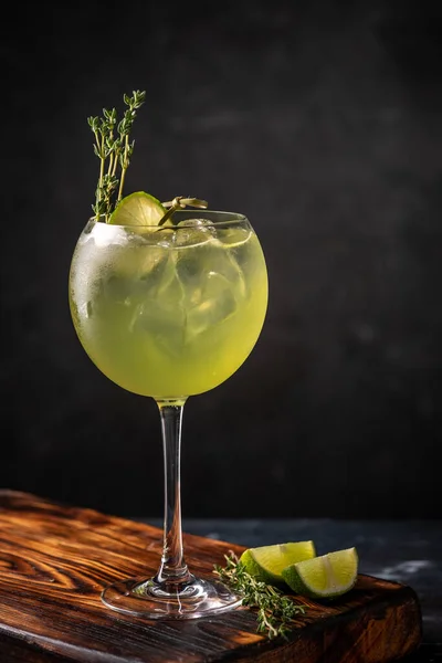 Cóctel Refrescante Con Hoja Albahaca Lima Hielo Una Copa Vino — Foto de Stock