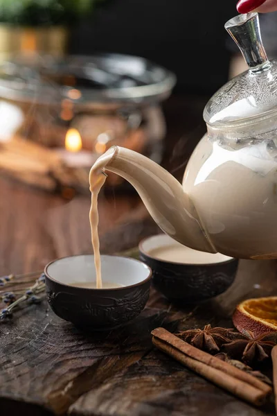 Würzige Milch Indischen Tee Masala Ein Glas Aus Einer Teekanne — Stockfoto