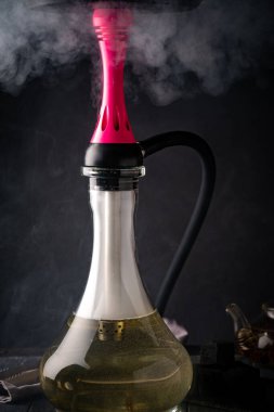 Siyah ahşap arka planda nargile içmek