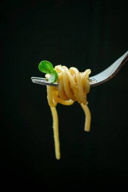 Spagetti soslu çatal ve ahşap arka planda köfte, köy usulü.