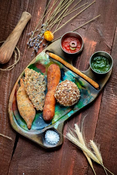 Diverse Zelfgemaakte Broodjes Gebak Een Dienblad Een Houten Ondergrond Rustieke — Stockfoto