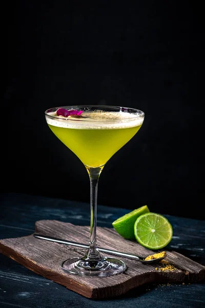 Klassisk Alkoholhaltig Cocktail Daiquiri Med Lime Och Kiwi Ett Glas — Stockfoto